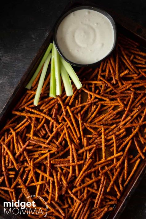 Buffalo Pretzels, Spiced Pretzels, Easy To Make Snacks, Buffalo Wing, Pretzels Recipe, Appetizers Easy Finger Food, Pretzel Sticks, Tailgate Food, Buffalo Wings