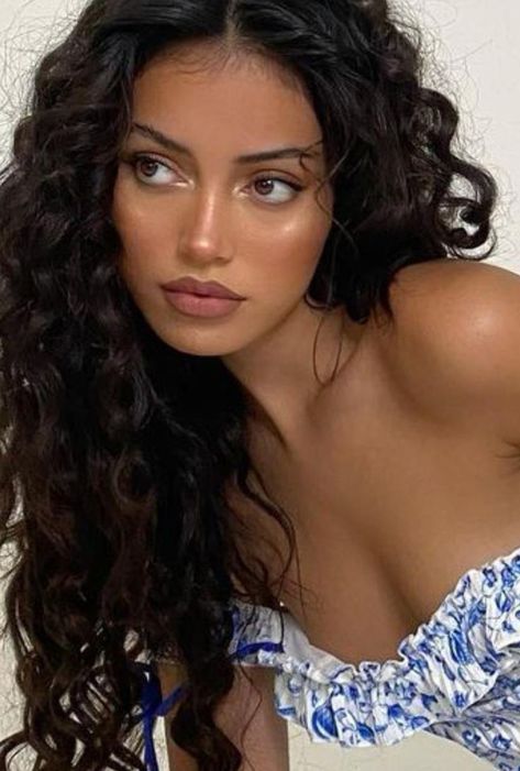 Cindy Kimberly, Curly Girl, Girls Makeup, Pretty Makeup, Dark Hair, Pretty Face, Maquillaje De Ojos, Wavy Hair, Hair Goals