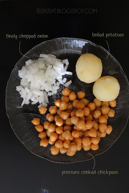 Boiled potato, pressure cooked chana, onion filling for pani puri Puri Recipe Indian, Chaat Street Food, Potato Filling Recipe, Tamarind Date Chutney, Indian Chaat, Pani Puri Recipe, Date Chutney, Puri Recipe, Lentils Beans