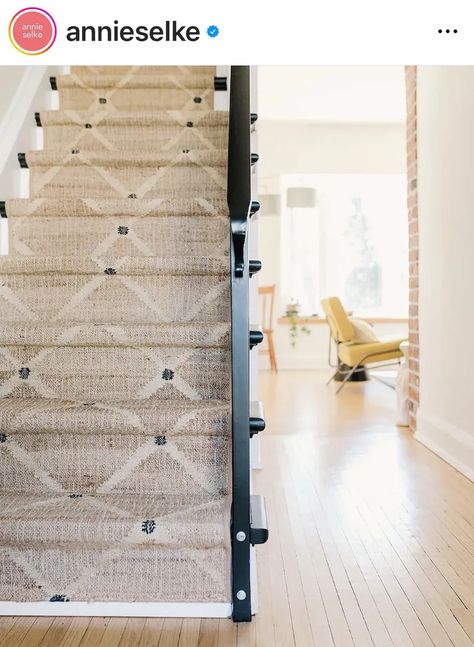 Neutral Stair Runner, Geometric Carpet Design, Striped Stair Runner, Staircase Interior Design, Stair Rug Runner, Rustic Stairs, Jute Design, Entry Stairs, Jute Area Rug