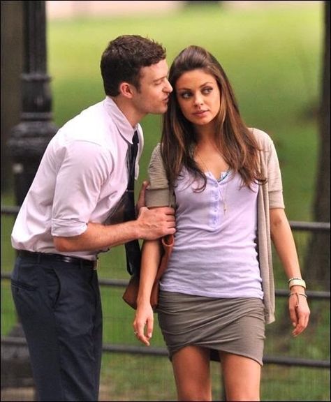 Mila Kunis  and Justin Timberlake  ( in character Jamie Rellis  and Dylan Harper ) Central Park scene  Friends With Benefits ( 2011 )  shared to groups 6/27/19 Friends With Benefits Movie, Scene Friends, Mila Kunis Style, Movie Kisses, I Believe In Love, That 70s Show, Demi Moore, Mila Kunis, Friends With Benefits