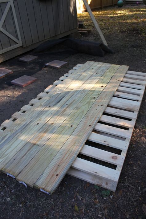 Pallet Patio Decks, Pallet Deck Diy, Deck Building Plans, Build A Deck, Diy Farmhouse Decoration, Terrasse Design, Laying Decking, Floating Deck, Pallet Patio