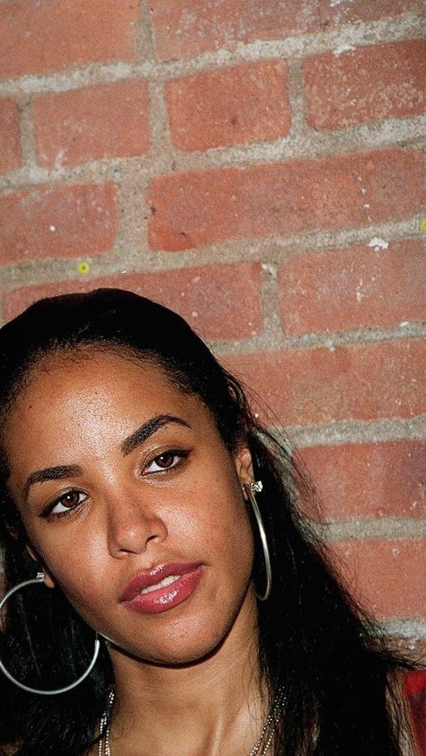 Aaliyah No Makeup, Aaliyah Eyebrows, Aaliyah Ponytail, Aaliyah Photoshoot, Aaliyah Hair, Glossy Lips Makeup, Aaliyah Haughton, Jhene Aiko, Lips Makeup