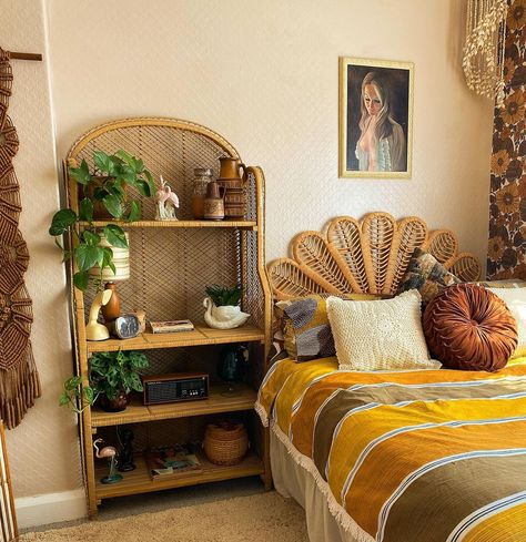 70s Theme Bedroom, 70s Aesthetic Living Room, 70s Bedroom Aesthetic, Coven House, 70s Inspired Bedroom, Texas Bedroom, 60s Bedroom Decor, 60s Bedroom, 70s Bedroom