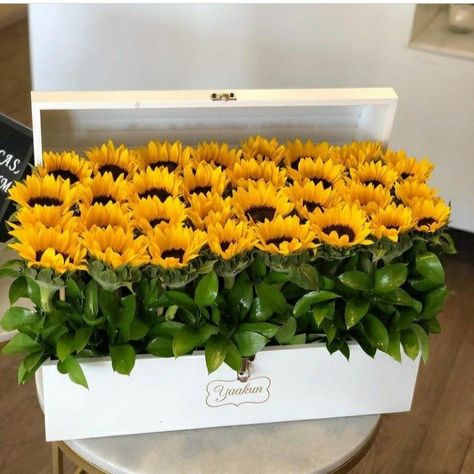 Lux Gifts, Luxury Flower Bouquets, Interesting Recipes, Sunflower Bouquets, Sunflower Wallpaper, Flower Sculptures, Flower Box, Bunch Of Flowers, Flower Boxes