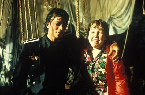 Michael Jackson with Chunk on set of Goonies Chunk Goonies, Los Goonies, Les Goonies, Goonies 1985, Chris Tucker, The Goonies, Summer Movie, Septième Art, Ralph Fiennes