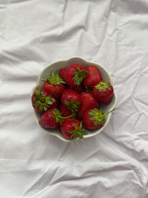 #aesthetic #strawberry #food Strawberry Pictures Image, Strawberrycore Aesthetic, Anya Core, Natal Aesthetic, Strawberries Aesthetic, Strawberry Pictures, Strawberry Food, Aesthetic Strawberry, Strawberry Aesthetic