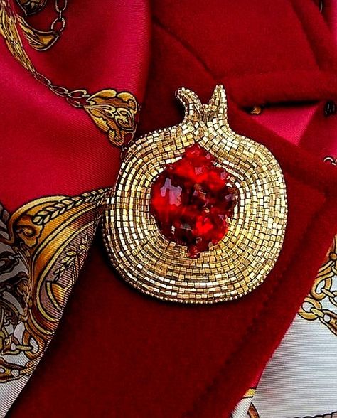 Yalda Ideas, Diy Crafts Jewelry, Pomegranate, Jewelry Crafts, Brooches, Beading, Couture, Embroidery, Beads