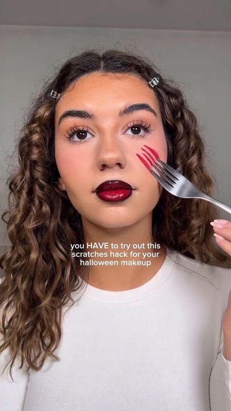 Halloweenmakeup Ideas Simple, Simple Halloween Looks For Women, Simple Makeup Halloween Ideas, Bite Mark Makeup Halloween, Halloween Basic Makeup, Halloween Makeup School, Makeup Halloween Costume, Halloween Simple Face Paint Ideas For Women, Mario Makeup Halloween