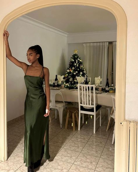 Green Silk Dress Black Woman, Classy Green Prom Dress, Green Dress Aesthetic Formal, Silk Dark Green Dress, Green Dress On Black Women, Dark Green Silk Prom Dress, Green Silk Dress Aesthetic, Forest Green Outfit Aesthetic, Dress Astethic