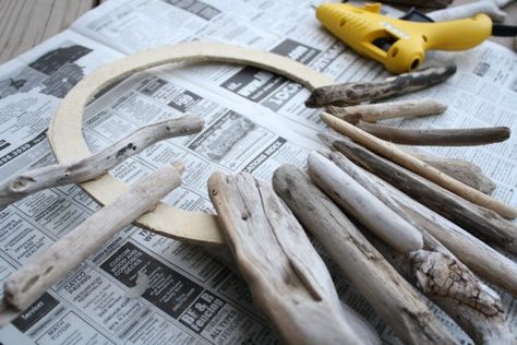 Driftwood wreath, underway! Driftwood Christmas Wreath, Diy Beach Wreath, Driftwood Christmas, Diy Driftwood, Driftwood Wreath, Driftwood Diy, Aquarium Driftwood, Driftwood Projects, Driftwood Wall Art