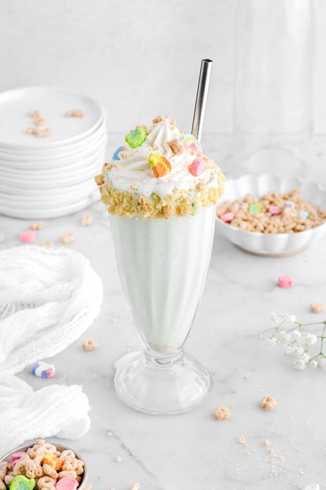 The perfect sweet treat for any cereal lover! This sweet and creamy Lucky Charms Milkshake is made with only four ingredients, ready in 5 minutes or less, and tastes SO. GOOD. Milkshake Aesthetic, Ice Cream Cookie Sandwich Recipe, Cream Filled Cupcakes, Ice Cream Cocktails, Homemade Milkshake, Coconut Milk Ice Cream, Bakers Table, Ice Cream Cookie Sandwich, Bowl Of Cereal