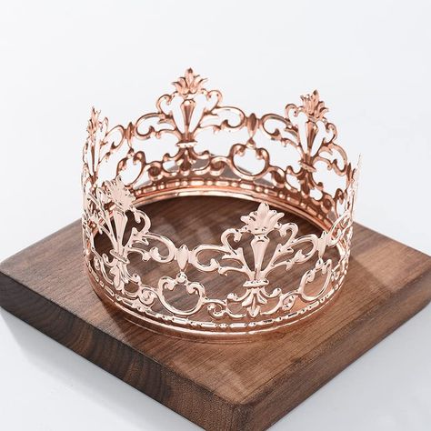 Queen Centerpiece Ideas, Small Rose Gold Cake, Rose Gold Birthday Party Decorations Ideas, Rose Gold Birthday Theme, Queen Party Decorations, Princess Theme Party Decorations, Gold Crown Cake, Gold Crown Cake Topper, Birthday Dream