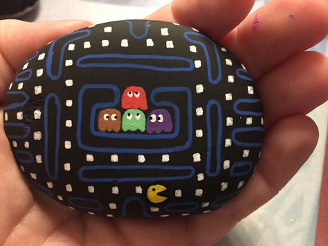 Old School pac man inspired painted rock. Got the idea from my nephew's love of pacman Old School Painting Ideas, Movie Painted Rocks, Rock Designs, Circle Game, Paint Rocks, Man Crafts, Happy Stones, Painted Rocks Diy, Painted Shells