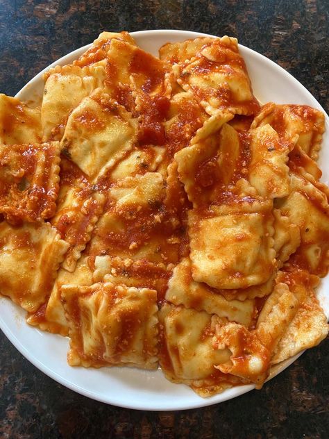 All you need to do is put some frozen ravioli in the Instant Pot and it will cook it perfectly in minutes! Instant Pot frozen ravioli is so delicious and easy, you’ll never go back to using the stovetop again! Instant Pot Frozen Ravioli, Beef Ravioli Recipe, Mushroom Ravioli, Ravioli Recipe, Never Go Back, Instant Pot Dinner Recipes, Easy Instant Pot Recipes, Instapot Recipes, Pot Meals