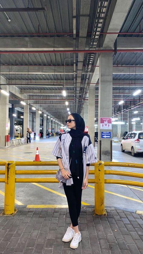 Outfit Mantai, Jersey Hijab Style, Ootd Korean Style Hijab, Outfit Hijab Ideas, Outfit Hijab Simple, Baseball Jersey Outfit, Outfit Ngampus, Ootd Korean Style, Celana Jeans