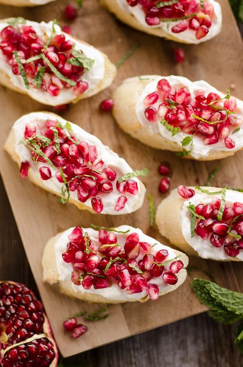 Pomegranate Goat Cheese, Tapas Night, Cheese Crostini, Goat Cheese Crostini, Crostini Appetizers, Pomegranate Recipes, Whipped Goat Cheese, Elegant Appetizers, Superfood Recipes