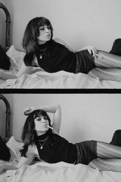 Vintage Photoshoot Poses, Cigeratte Photoshoot, 90s Model Photoshoot, 90s Model Photoshoots, 60s Grunge Aesthetic, 80s Portrait Photography, Alternative Picture Ideas, Indoor Photography Poses Women, On The Bed Poses