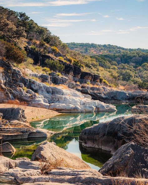 📷: @guthrie.atx Austin Hiking, Pedernales Falls State Park, Enchanted Rock, Visit Austin, Austin Real Estate, Tropical Backyard, Texas Hills, Travel Inspiration Destinations, Hiking Guide