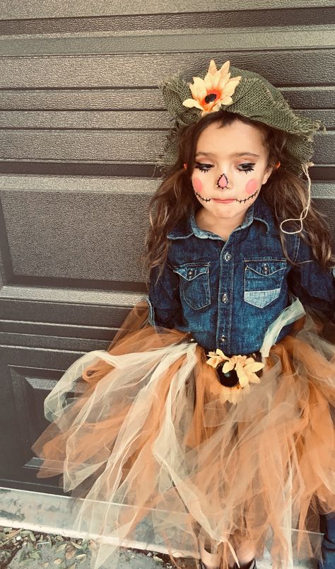 Toddler Scarecrow Costume Girl, Girls Scarecrow Costume, Farm Halloween Costume, Cute Scarecrow Costume, Toddler Scarecrow Costume, Scarecrow Halloween Makeup, Halloween Costumes Scarecrow, Toddler Girl Halloween, Scarecrow Costume