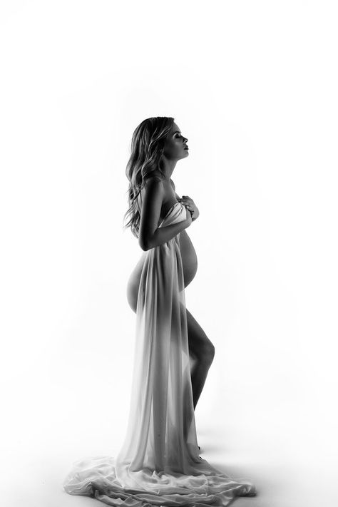 Maternity Photoshoot Home Ideas, Maternity Budior Photoshoot Ideas, Casual Maternity Shoot Outfits, Pregnancy Budiour, Maternity Boudiour Photoshoot Home, Shooting Pregnant Ideas, Maternity Poses Indoor, Maternity Budiour Shoot, Pregnant Photo Ideas At Home