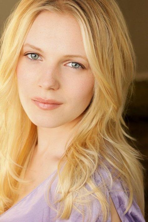 Emma Bell, Amy Bell, Celebrity Twins, Lisa Kelly, Bell Pictures, Kelly Lebrock, Female Character Inspiration, Celebrity Look Alike, Blonde Beauty