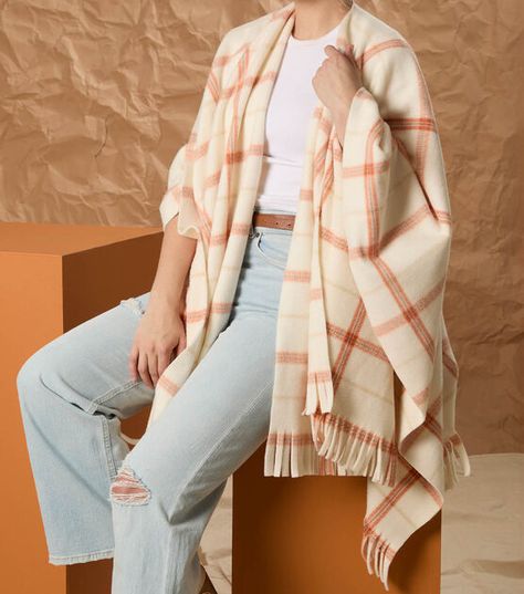 No-Sew Fleece Shawl Fleece Shawls And Wraps Diy, Fleece Shawl Pattern, No Sew Poncho Fleece Diy, Fleece Diy, Poncho Diy, Home Craft Projects, Ruana Pattern, Fleece Shawl, Fleece Mittens