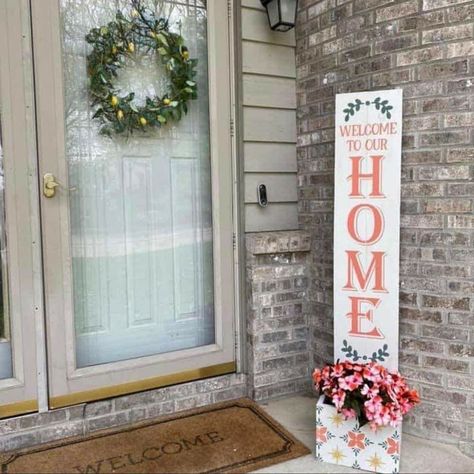 Welcome Sign Planter, Handmade Wood Crafts, Home Flower Arrangements, Welcome Flowers, Welcome Signs Front Door, Crafty Decor, Board Signs, Door Signs Diy, Wooden Welcome Signs