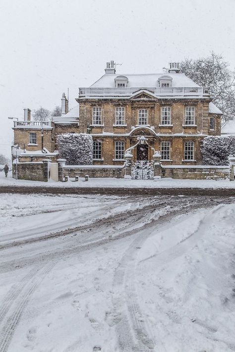 Winter Home Exterior, Home Exterior Decor, Winter Mansion, L Aesthetic, Old Money House, Country Manor House, Chateau Hotel, English Manor Houses, English Manor