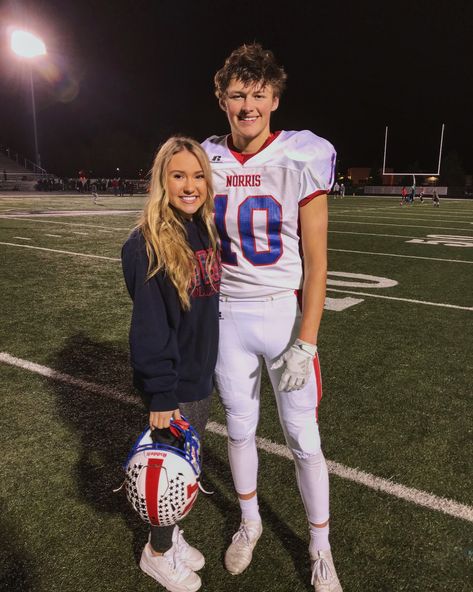 Cute Pics To Take With Your Boyfriend Football, Football Photos With Girlfriend, Boyfriend Girlfriend Football Pictures, Football And Cheer Couple Poses, Cute Football Pictures, Boyfriend And Girlfriend Football Pics, After Football Game Couple Pictures, Football Picture Ideas With Girlfriend, Cute Football Pictures With Boyfriend