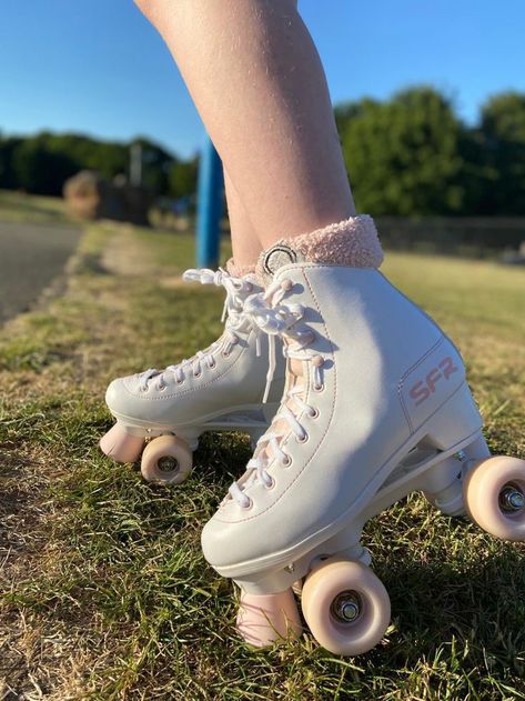 White Roller Skates Aesthetic, Cute Roller Skates, White Roller Skates, Roller Skating Outfits, Shoe Hacks, Girls Roller Skates, Skate Aesthetic, Retro Roller Skates, Quad Roller Skates