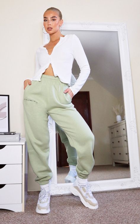 Chunky Socks, Logo Rond, Sage Green Fabric, Cuffed Sweatpants, Sweatpants Outfit, Cuffed Joggers, Sweat Joggers, Green Fits, Green Outfit