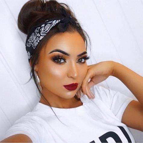 Chola Hairstyle, Chola Costume, Hispanic Makeup, Hispanic Hairstyles, Chola Makeup, Mexican Makeup, Chola Girl, Chola Style, Holiday Makeup Looks