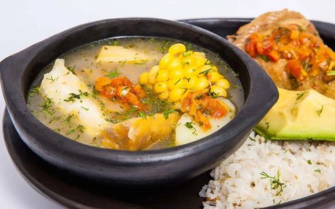 El hogao hace parte de este tradicional plato colombiano, recomendamos prepararlo antes de continuar con la receta del sancocho, así como sugerimos preparar el arroz y reservarlo. Chicken Sancocho, Panamanian Sancocho Recipe, Ajiaco Colombiano Recipe, Cuban Ajiaco Soup, Sancocho Colombiano, Colombian Sancocho, Cilantro