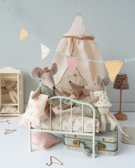 Maileg, Miniature Bed Canopy - Cream Maileg Furniture, Maileg Doll House, Travel Dollhouse, Miniature Bed, Maileg Dolls, Pretty Bedding, Modern Dollhouse Furniture, Maileg Mouse, Olli Ella