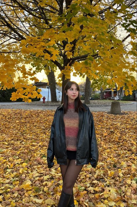 Oregon Fall Outfits, Layered Looks For Fall Outfit Ideas, Rory Gilmore Style Season 1, Downtown Fall Outfits, Rory Gilmore Jacket, Rory Gilmore Fall Outfits, Christmas Movie Outfits, Fall Poses For Instagram, Ireland Aesthetic Outfits