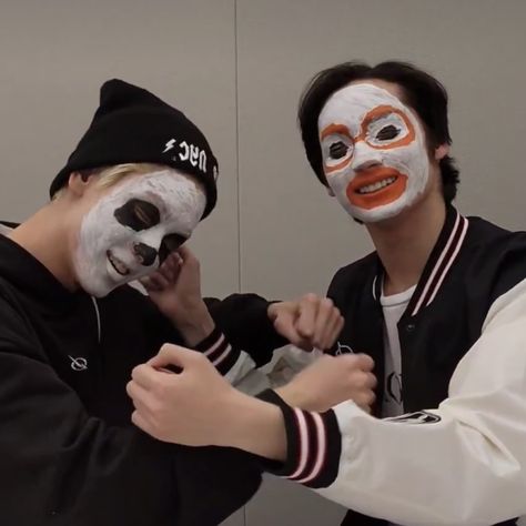 Huening Kai Face Paint, Huening Kai Memeable Face, Kpop Halloween Costume, Kpop Costume, Live Meme, Makeup Humor, Funny Paintings, Txt Soobin, Huening Kai