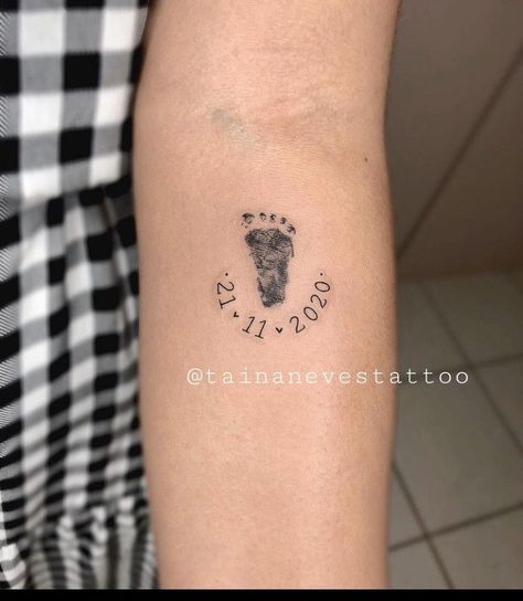 Newborn Tattoo, Mutterschaft Tattoos, Tattoos For Baby Boy, Baby Footprint Tattoo, Baby Tattoo Designs, Baby Name Tattoos, Mom Tattoo Designs, Mommy Tattoos