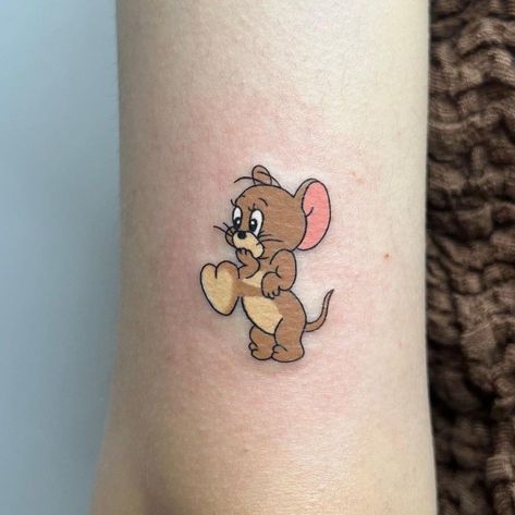 Tom And Jerry Couple Tattoo, Cartoon Tattoos Women, Cute Cartoon Tattoos, Looney Tunes Tattoo Ideas, Doraemon Tattoo, Looney Tunes Tattoo, Tom And Jerry Tattoo, Matching Bff Tattoos, Tattoo Character