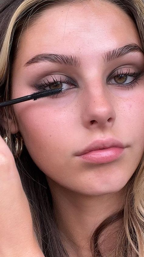 Eye Makeup Tutorial Eyeliner, Easy Smokey Eye Makeup, 2022 Eye Makeup, Rock Concert Makeup, Tousled Pixie, Easy Smokey Eye, Makeup For Round Eyes, Textured Bobs, Rock Makeup