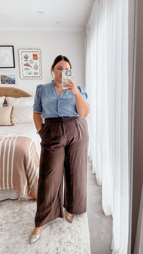 Midsize Fashion For Work, Plus Size Brown Pants Outfits, Comfy Work Outfit Plus Size, 2024 Midsize Fashion, Business Casual Hot Weather, Curvy Office Wear, Short Torso Long Legs Outfits, Therapist Outfit, Casual Plus Size Outfits