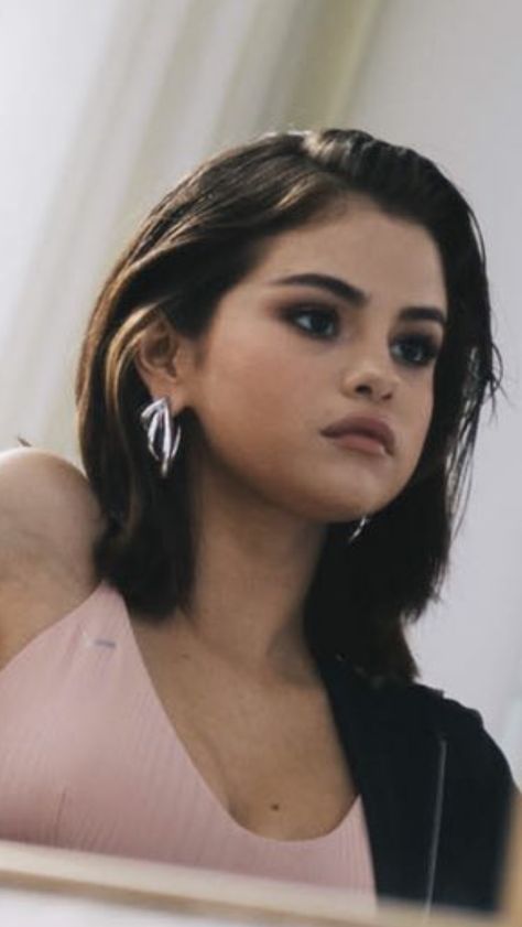 Selma Gomez Hair, Selena Gomez Haircut Long, Selma Gomez, Aesthetic Selena Gomez, Selena Gomez Haircut, Selena Gomez Aesthetic, Selena Gomez Short Hair, Make Money With Pinterest, Money With Pinterest