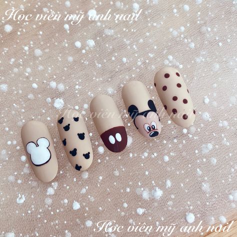 Nail Mickey Mouse, Nail Art Stitch, Mickey Nail Art, Mickey Mouse Nail Art, Disneyland Nails, Almond Acrylic Nails Designs, Mouse Nails, Mickey Mouse Nails, Disney Acrylic Nails