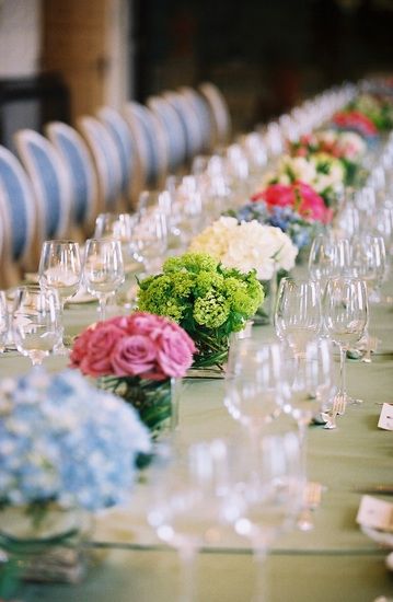 colorful bouquets long tables are cool Centrepiece Flowers, Flowers In Vases, Tafel Decor, Colorful Bouquet, Table Scapes, Long Table, Deco Floral, Tree Wedding, Table Arrangements