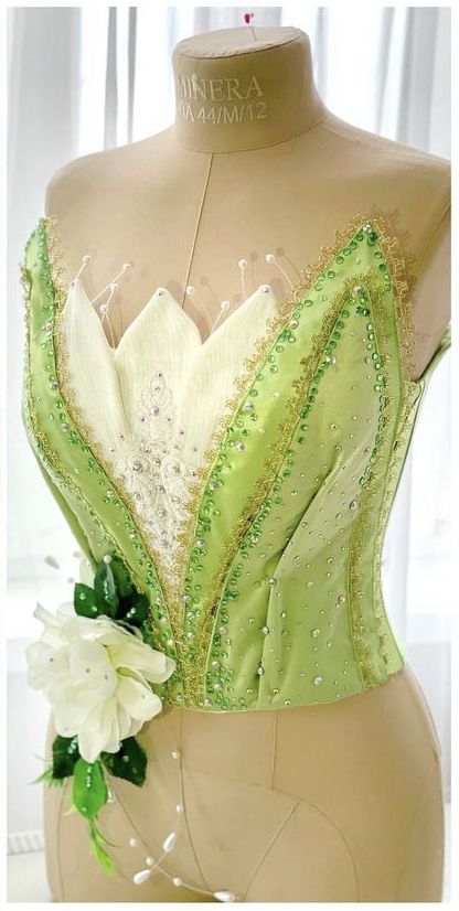 Princess Tiana Dress Pattern, Princess Tiana Corset, Tiana Prom Dress Disney Princess, Tiana Princess And The Frog Dress, Princess And The Frog Wedding Dress, Princess And The Frog Prom Dress, Princess Tiana Outfit Ideas, Tiana Prom Dress, Tiana Green Dress