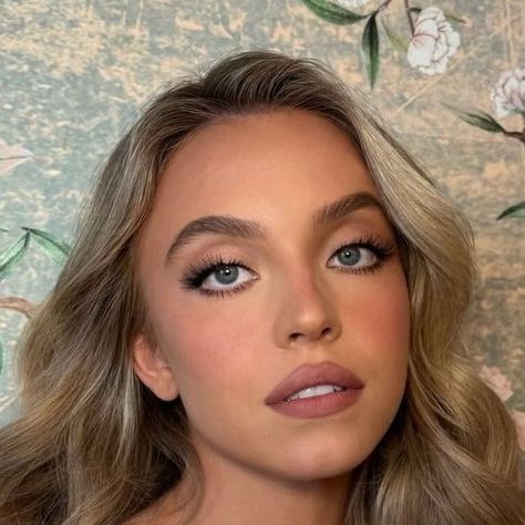 Mary Kate Makeup, Style For Blondes Outfits, Makeup With Blonde Hair, Bridal Makeup Blonde, Sydney Sweeney Makeup, Sydney Sweeney Hair, Degree Party, Mary Phillips, Green Eyes Blonde Hair