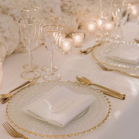 White And Gold Table Setting, White And Gold Table, Wedding Plate Setting, Wedding Cutlery, Charger Plates Wedding, Gold Table Setting, Glassware Wedding, Gold Charger Plate, Wedding Glassware