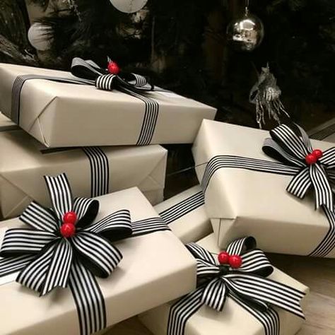 Black And White Christmas Wrapping Ideas, Black Gift Wrapping Ideas, Consumable Gift Ideas, Present Wrapping Ideas, Wrapping Hacks, Christmas Gift Wrapping Diy, Pretty Gift Wrapping Ideas, Xmas Gift Wrap, Elegant Gift Wrapping