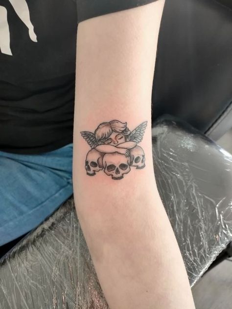 Skull And Angel Tattoo, Goth Angel Tattoo, Ny Tattoo, Small Skull Tattoo, Baby Angel Tattoo, Angel 444, Spine Tattoos For Women, Incredible Tattoos, Spine Tattoos