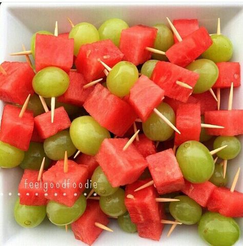 Green grapes and watermelon Grape Skewers, Fruit Skewers, Afternoon Tea Parties, Green Grapes, Tropical Summer, Healthy Foodie, Fruit Platter, Beat The Heat, Skewers